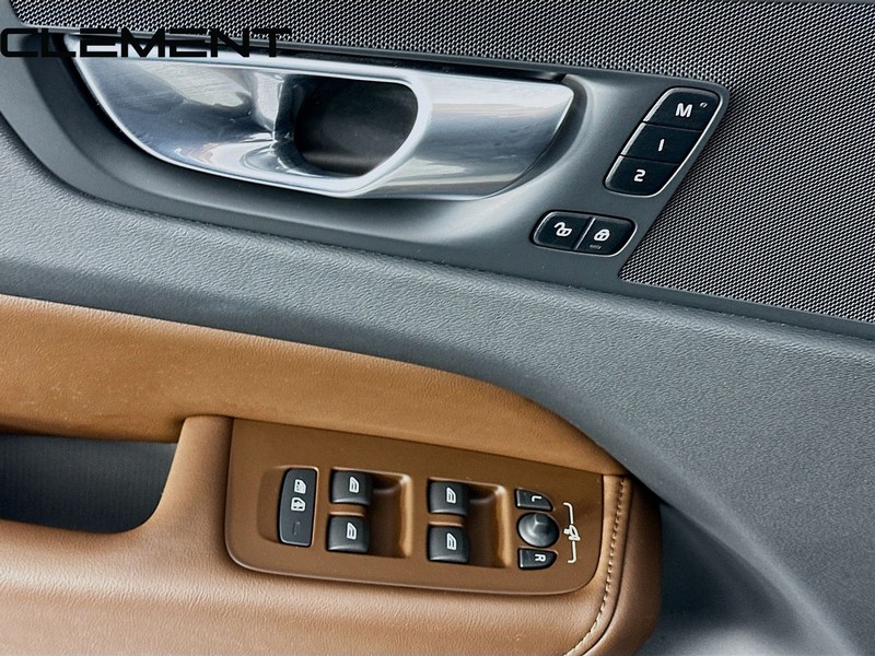 Volvo XC60 Vehicle Full-screen Gallery Image 24