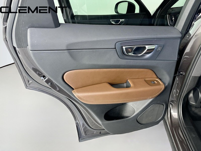 Volvo XC60 Vehicle Full-screen Gallery Image 29