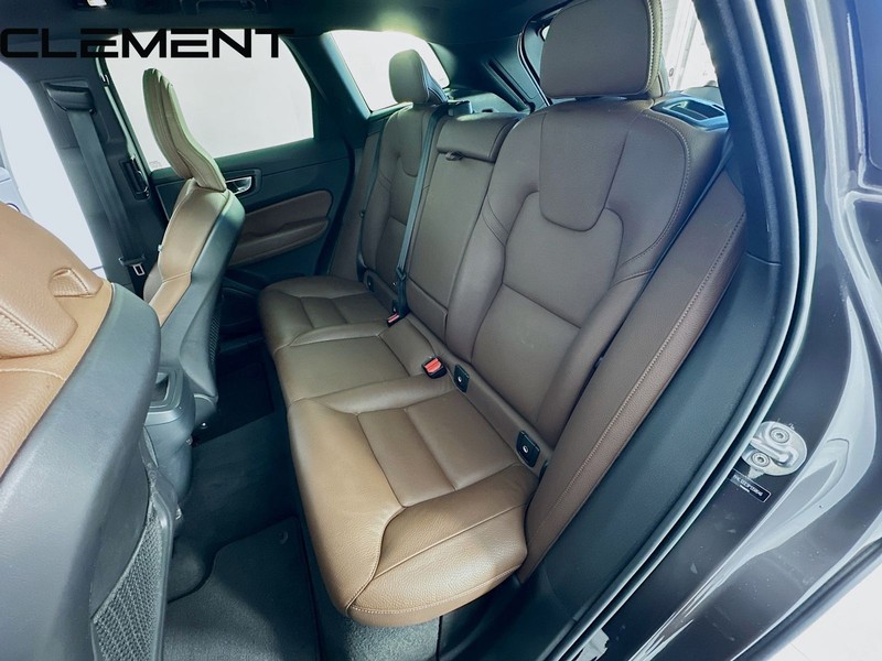 Volvo XC60 Vehicle Full-screen Gallery Image 31