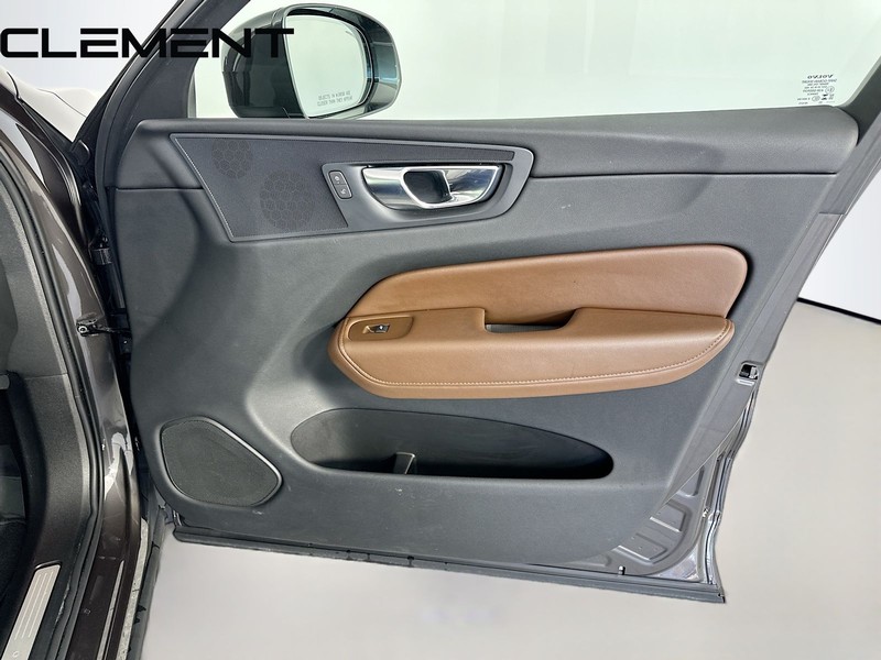 Volvo XC60 Vehicle Full-screen Gallery Image 34