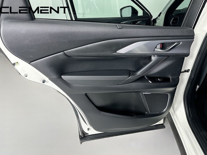 Mazda CX-9 Vehicle Full-screen Gallery Image 32