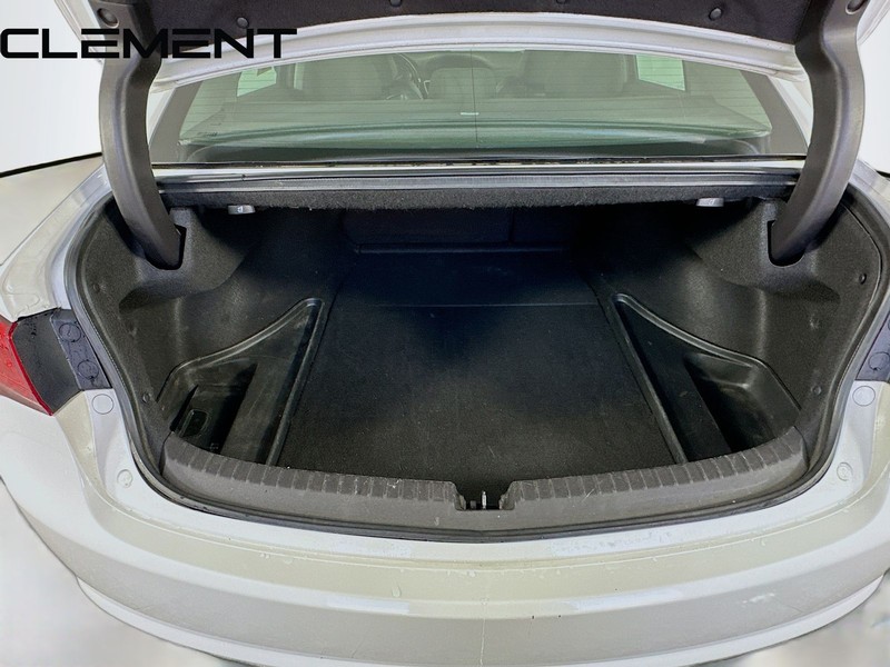 Acura TLX Vehicle Full-screen Gallery Image 11