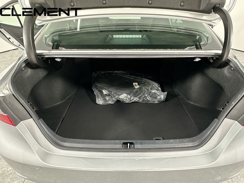 Toyota Camry Vehicle Full-screen Gallery Image 9