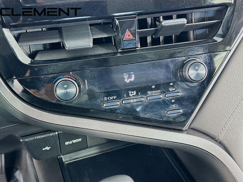 Toyota Camry Vehicle Full-screen Gallery Image 21