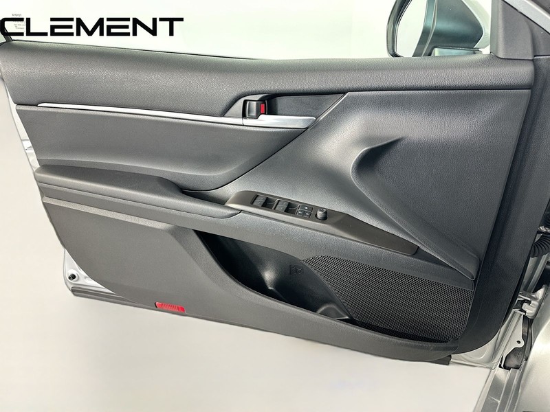 Toyota Camry Vehicle Full-screen Gallery Image 24