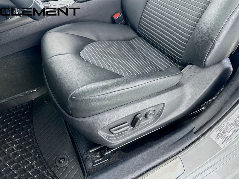 Toyota Camry Vehicle Full-screen Gallery Image 26