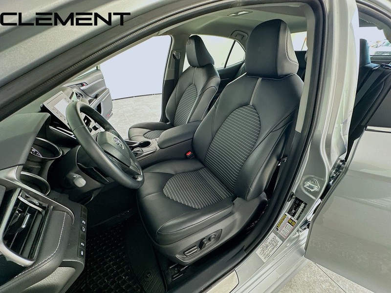 Toyota Camry Vehicle Full-screen Gallery Image 27