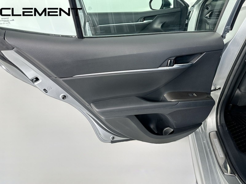 Toyota Camry Vehicle Full-screen Gallery Image 28