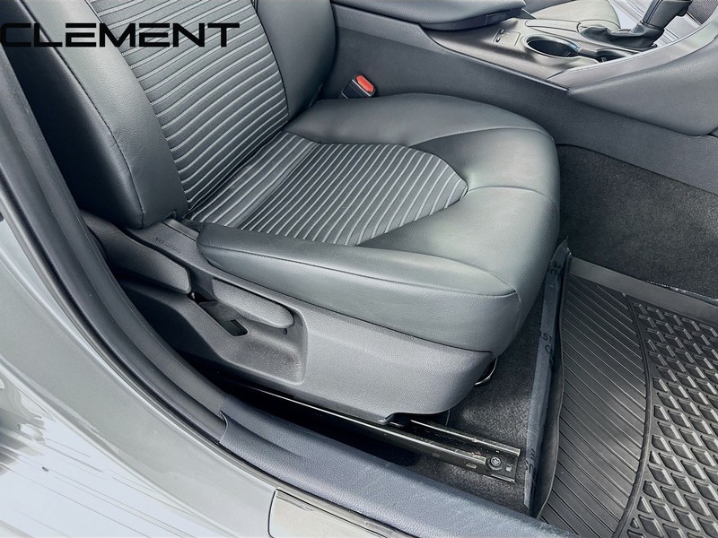 Toyota Camry Vehicle Full-screen Gallery Image 31