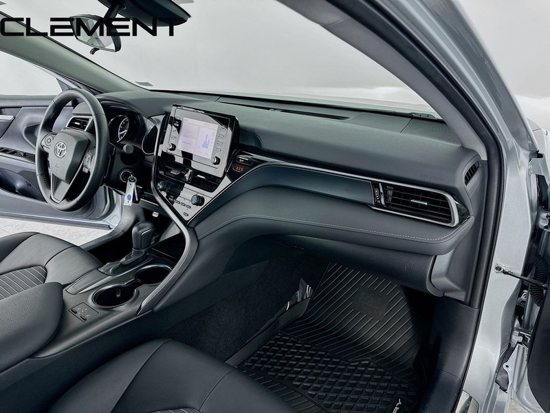 Toyota Camry Vehicle Full-screen Gallery Image 32