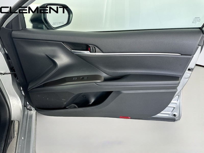 Toyota Camry Vehicle Full-screen Gallery Image 33