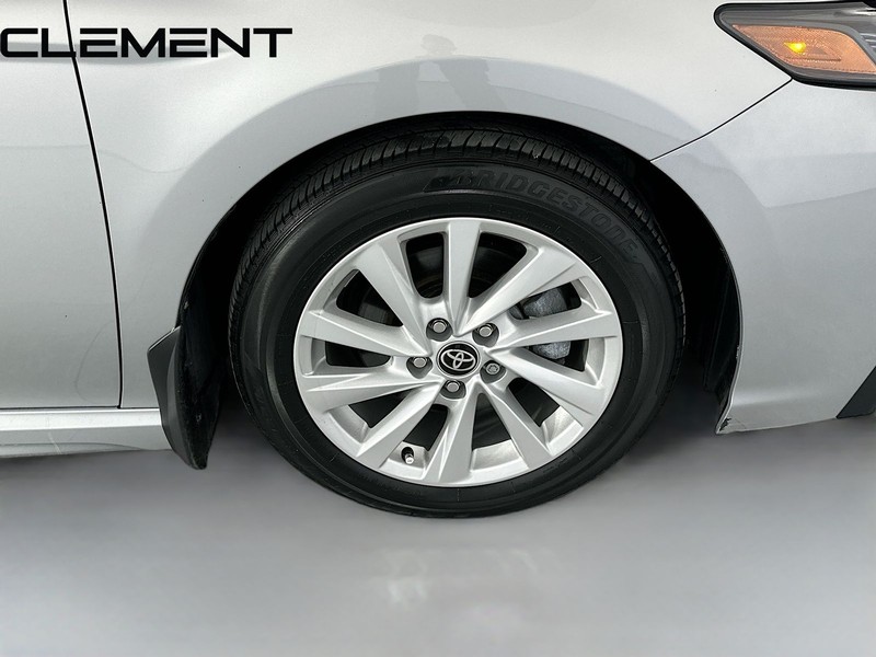 Toyota Camry Vehicle Full-screen Gallery Image 34