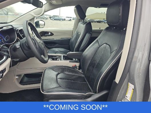 Chrysler Pacifica Vehicle Image 03