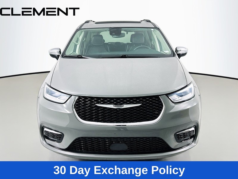 Chrysler Pacifica Vehicle Image 03