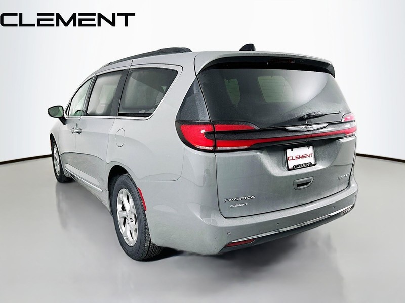 Chrysler Pacifica Vehicle Image 10