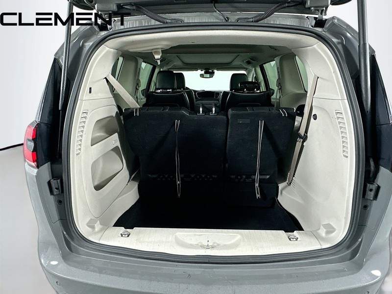 Chrysler Pacifica Vehicle Image 11