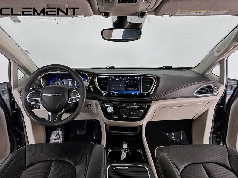 Chrysler Pacifica Vehicle Image 12