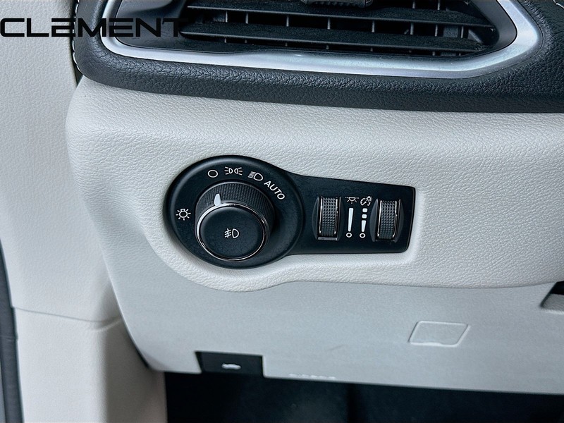 Chrysler Pacifica Vehicle Image 13