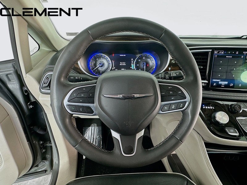 Chrysler Pacifica Vehicle Image 14