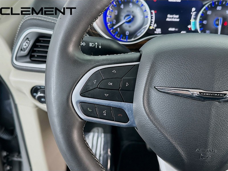 Chrysler Pacifica Vehicle Image 15