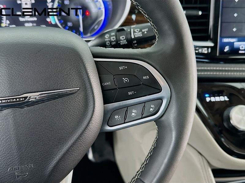 Chrysler Pacifica Vehicle Image 17