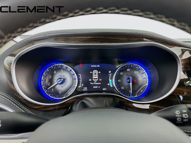 Chrysler Pacifica Vehicle Image 18