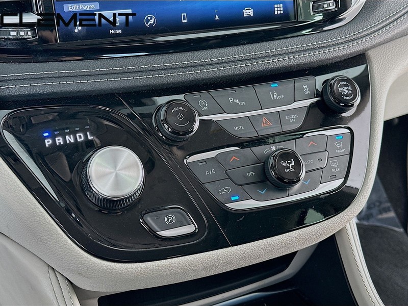 Chrysler Pacifica Vehicle Image 22