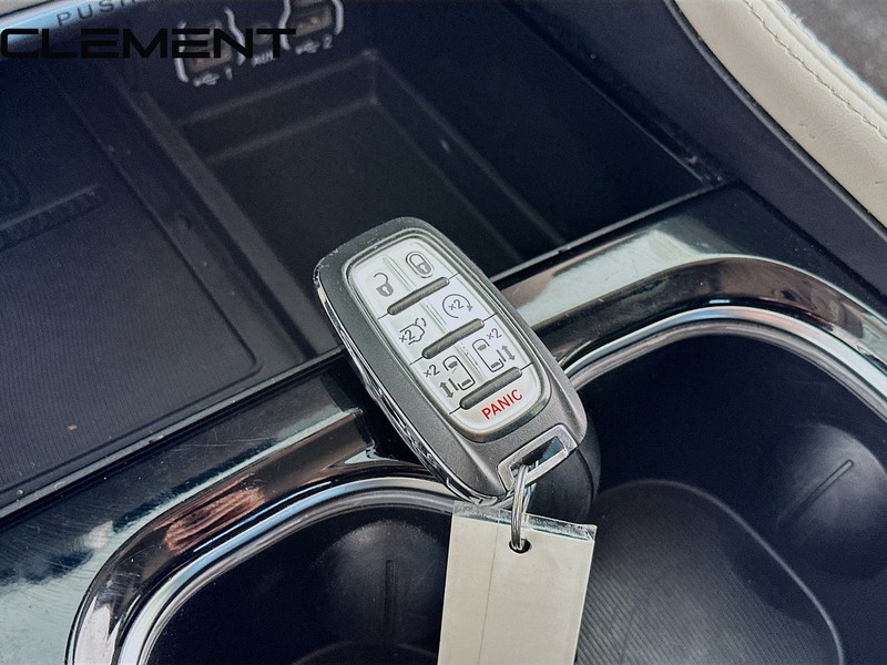 Chrysler Pacifica Vehicle Image 24