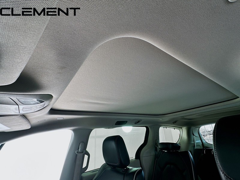 Chrysler Pacifica Vehicle Image 25