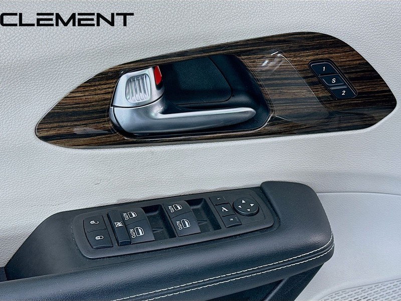 Chrysler Pacifica Vehicle Image 27