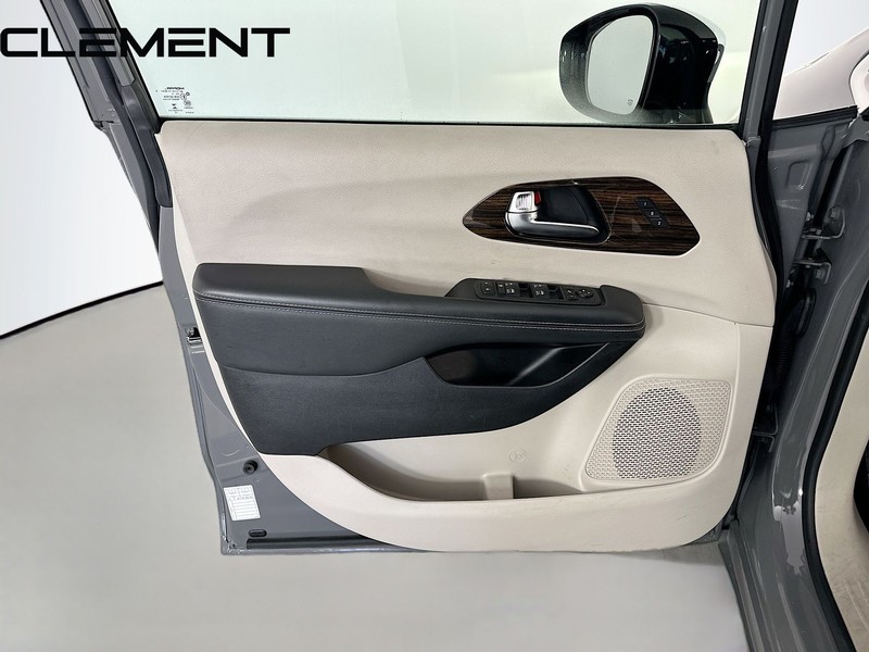 Chrysler Pacifica Vehicle Image 28