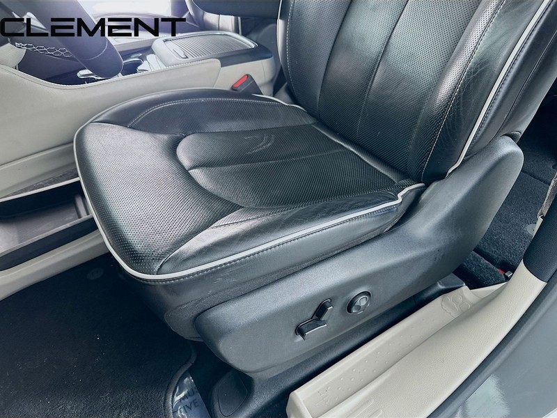 Chrysler Pacifica Vehicle Image 29