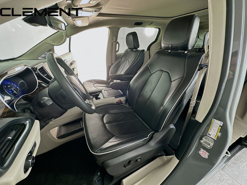 Chrysler Pacifica Vehicle Image 30