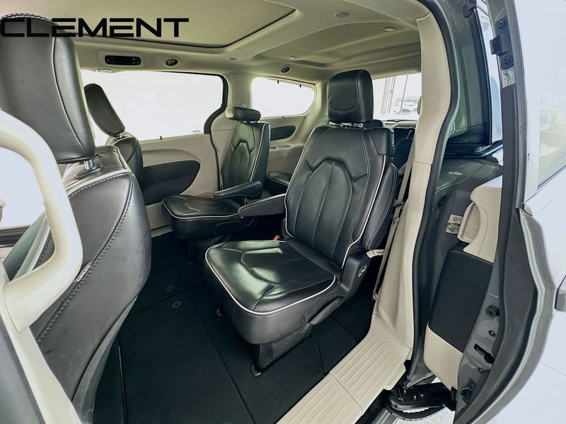 Chrysler Pacifica Vehicle Image 32