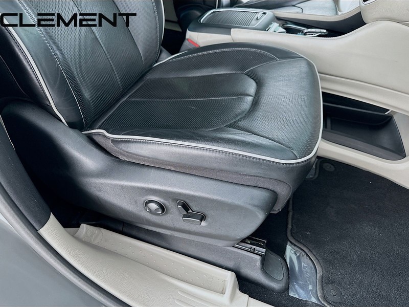 Chrysler Pacifica Vehicle Image 35