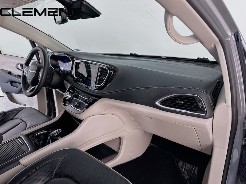 Chrysler Pacifica Vehicle Image 36