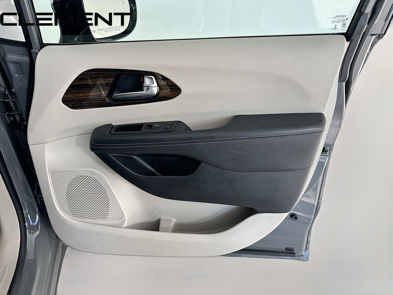 Chrysler Pacifica Vehicle Image 37