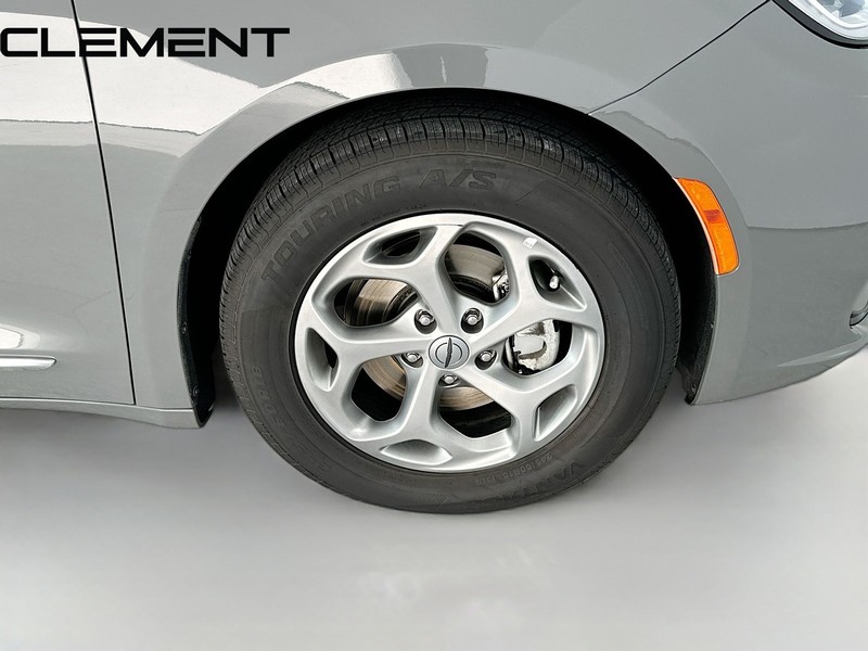 Chrysler Pacifica Vehicle Image 38