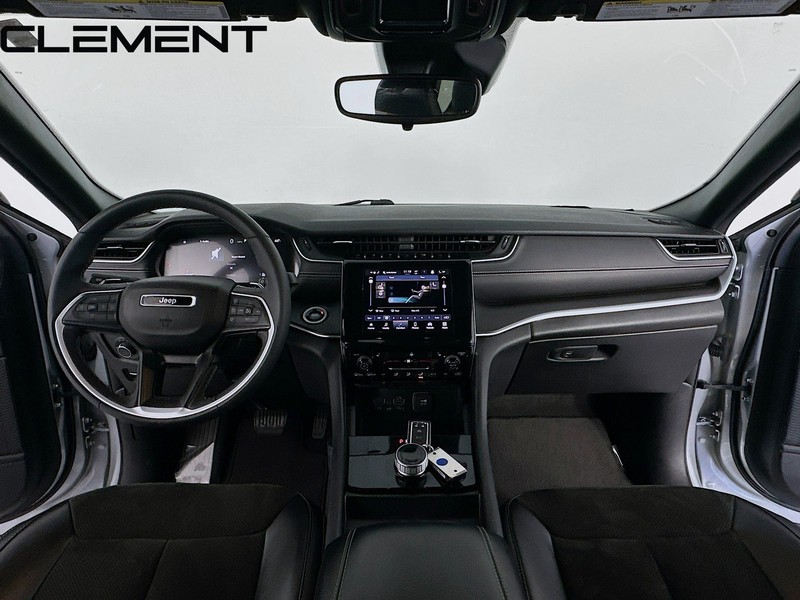 Jeep Grand Cherokee L Vehicle Full-screen Gallery Image 11