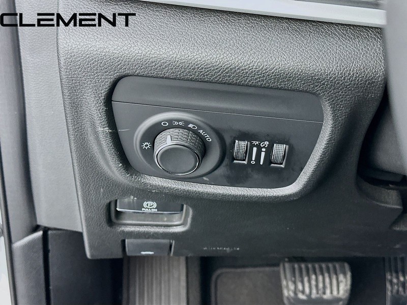 Jeep Grand Cherokee L Vehicle Full-screen Gallery Image 12