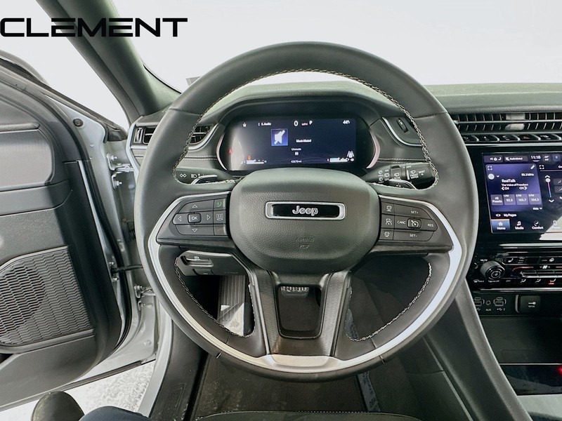 Jeep Grand Cherokee L Vehicle Full-screen Gallery Image 13