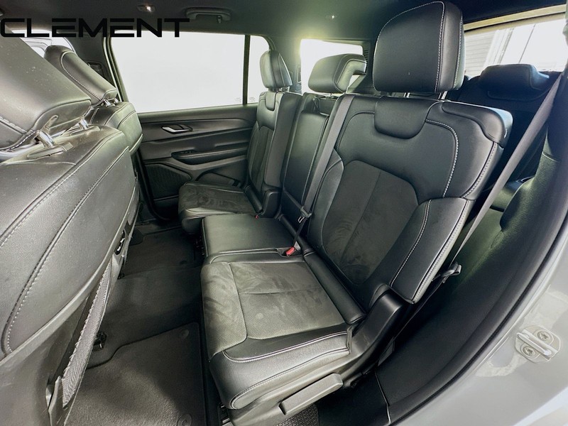 Jeep Grand Cherokee L Vehicle Full-screen Gallery Image 31