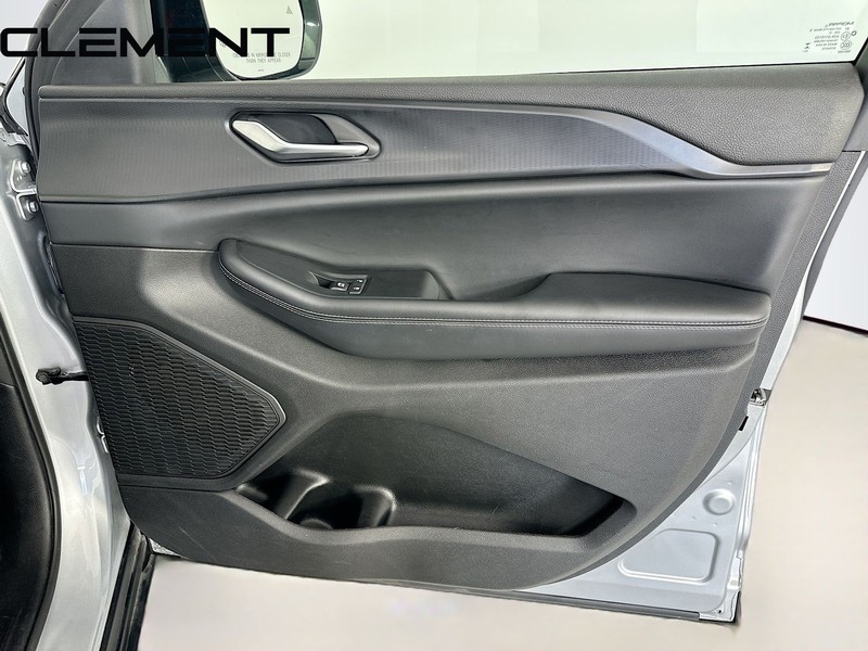 Jeep Grand Cherokee L Vehicle Full-screen Gallery Image 36