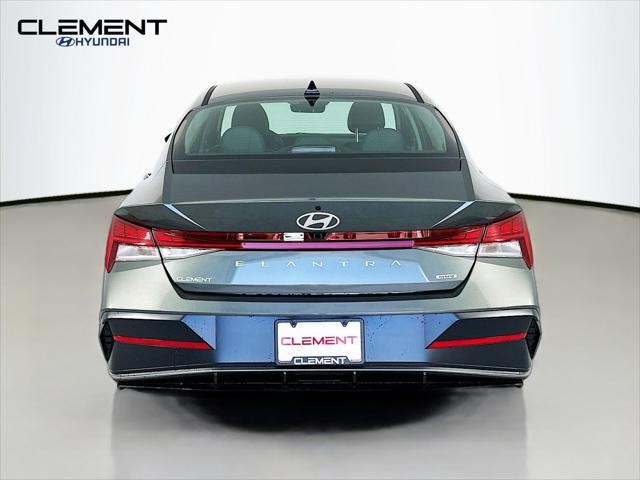 Hyundai Elantra Hybrid Vehicle Image 07