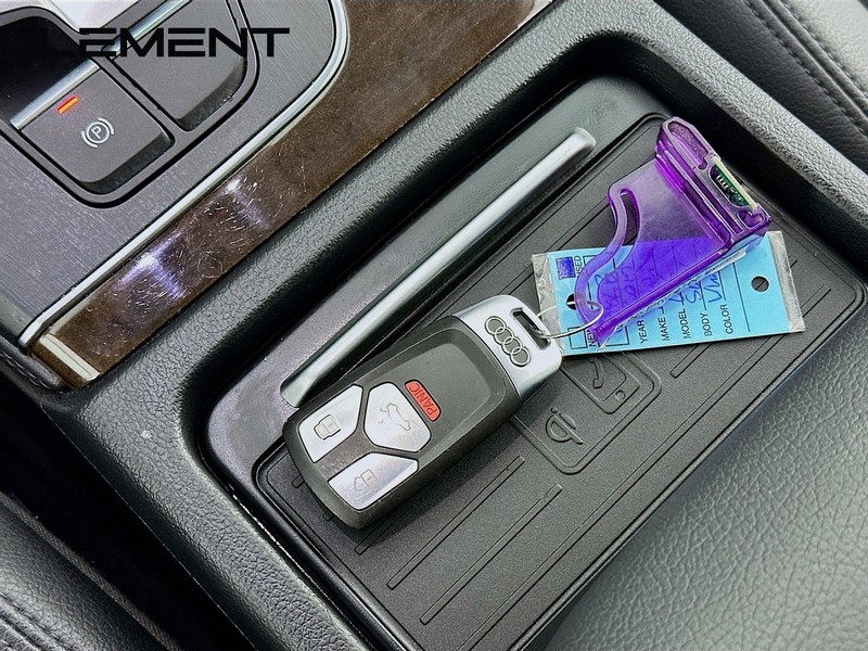 Audi Q5 Vehicle Full-screen Gallery Image 24