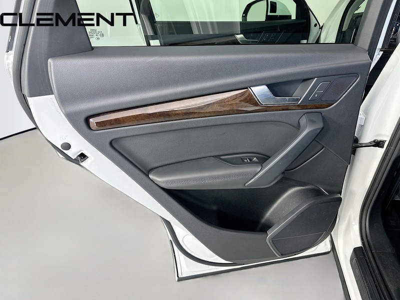 Audi Q5 Vehicle Full-screen Gallery Image 32