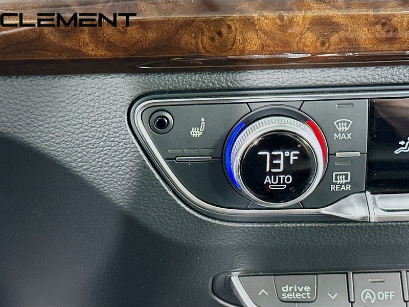 Audi Q5 Vehicle Full-screen Gallery Image 23