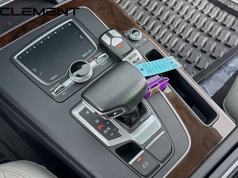 Audi Q5 Vehicle Full-screen Gallery Image 24