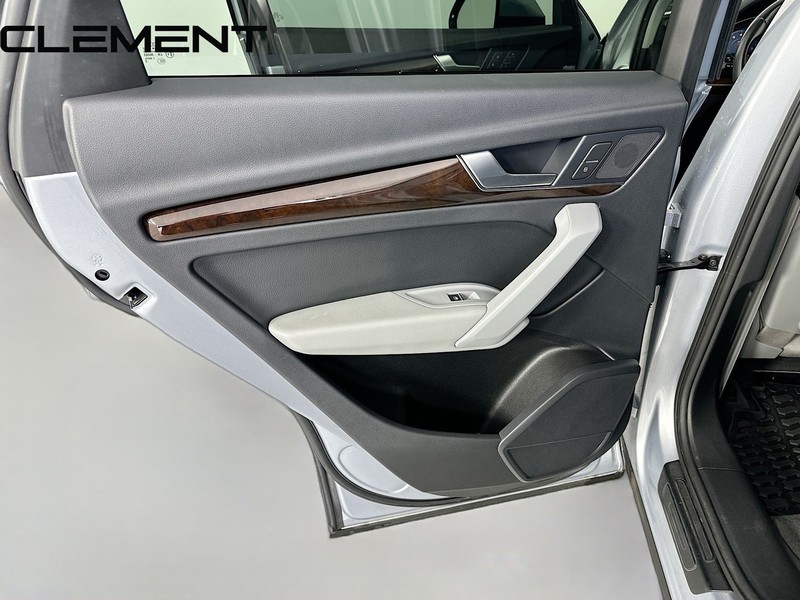 Audi Q5 Vehicle Full-screen Gallery Image 32