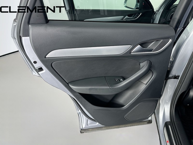 Audi Q3 Vehicle Full-screen Gallery Image 32